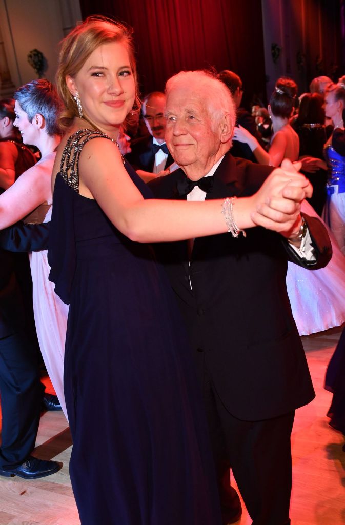 Sachsens Alt-Ministerpräsident Kurt Biedenkopf und seine Enkelin Paulina wagen einen Tanz.