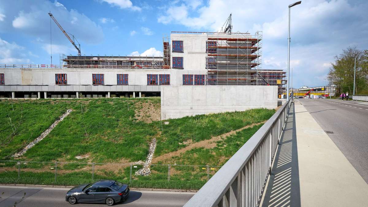  Der Neubau der Oscar-Paret-Schule in Freiberg am Neckar kostet mehr als 80 Millionen Euro. Wie sieht es auf der Baustelle aus? Und wird die Schule für mehr als 1500 Schüler rechtzeitig fertig? 