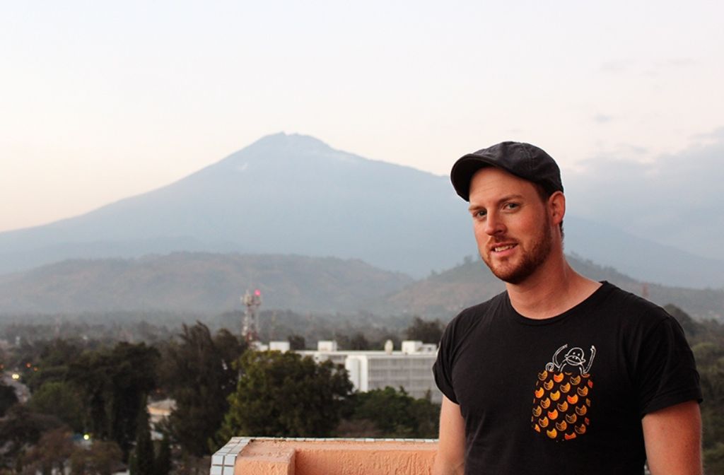 Martin Kluck in Arusha, Tansania. Er trägt ein Shirt seines Labels Kipepeo.
