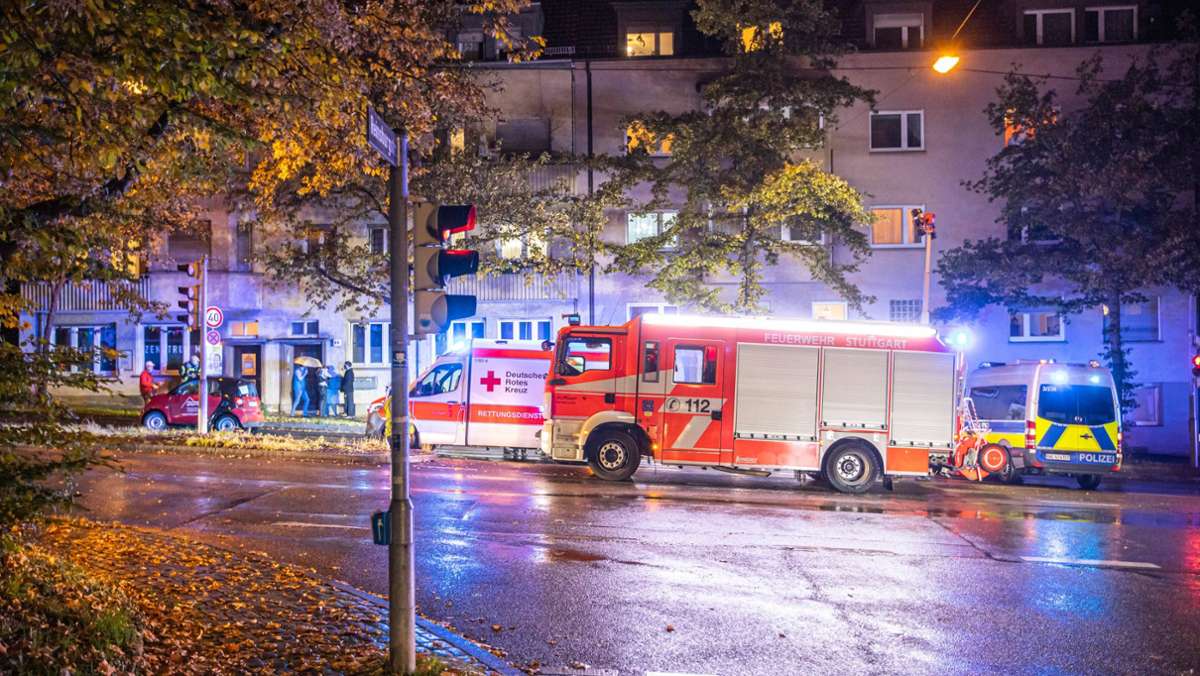 Unfall in Stuttgart-West: Fußgänger stolpert auf Straße und wird von Auto erfasst