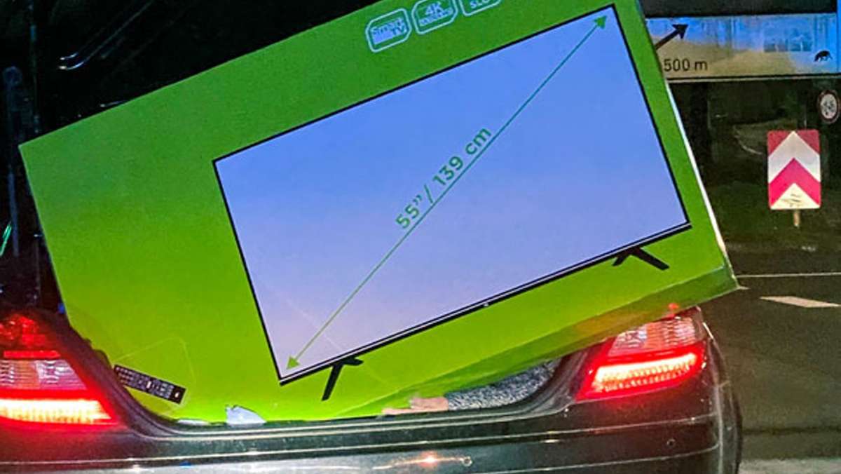 Kurioses aus Stuttgart-Ost: Mercedes SLK mit 55-Zoll-TV überladen – Beifahrerin als Sicherung
