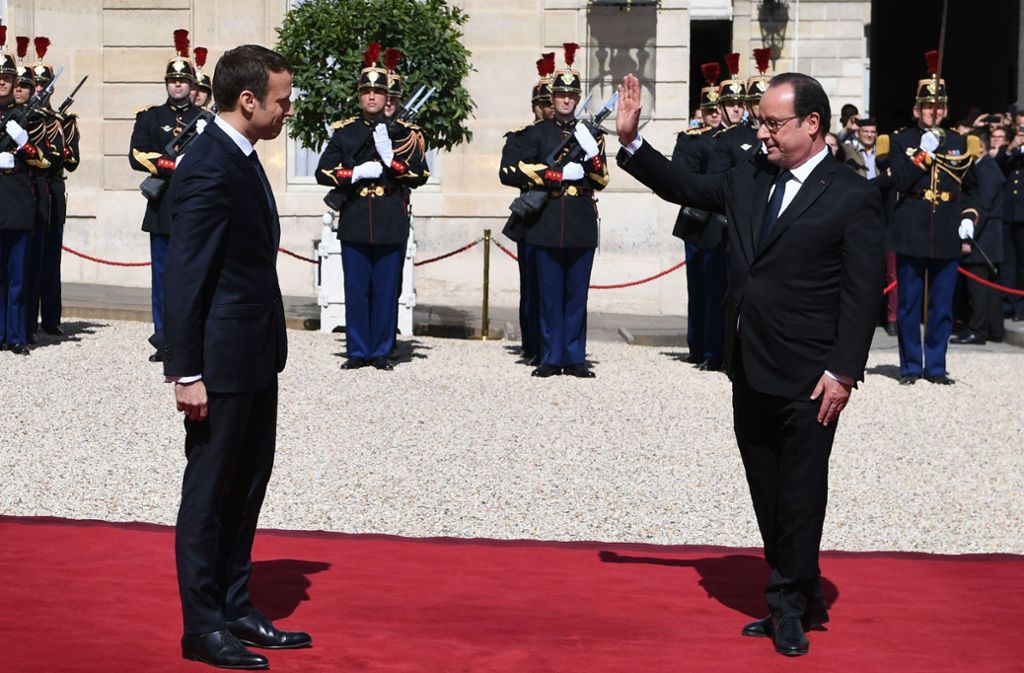 Der Tradition gemäß empfing Hollande seinen Nachfolger zunächst zu einem vertraulichen Gespräch im Élyséepalast, bevor er die Pariser Machtzentrale verließ.