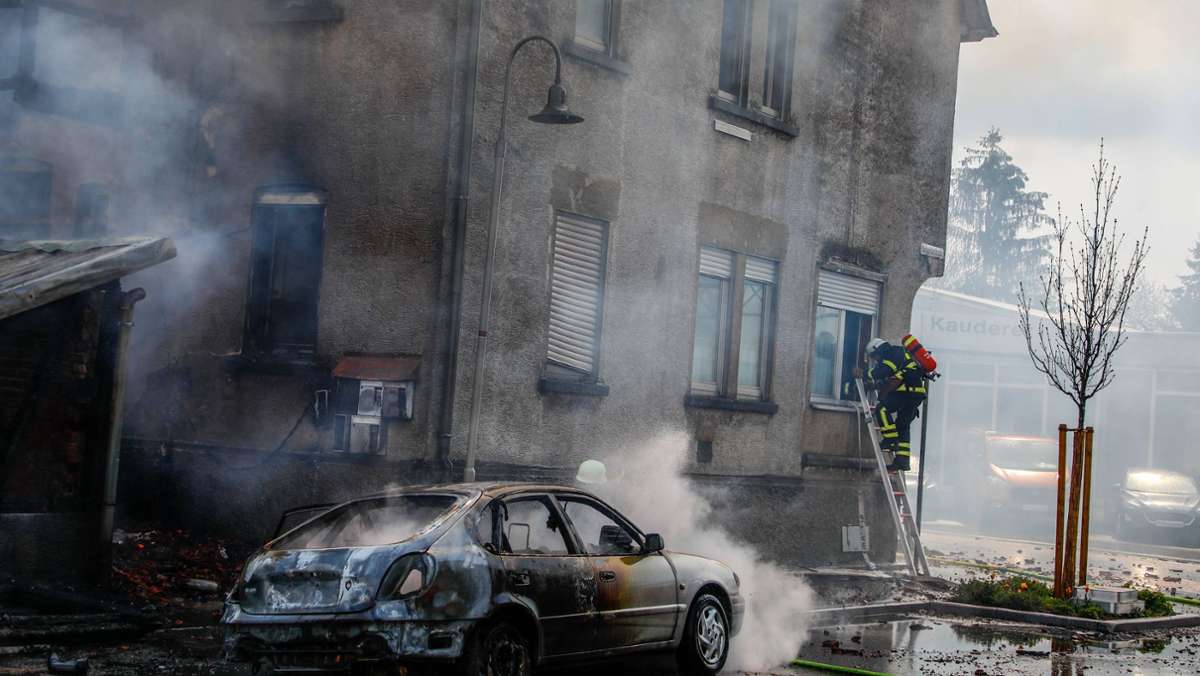 Brand in Eislingen: Haus brennt nieder – Schaulustige behindern Löscharbeiten