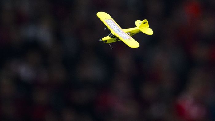 Ferngesteuerte Flieger in Freiburger Stadion – Spielunterbrechung