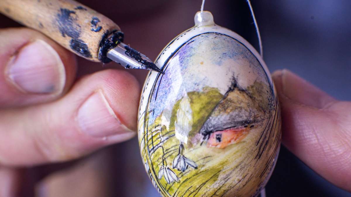 Brauchtum: Vom Tauben- bis zum Straußenei: Künstlerin bemalt Ostereier