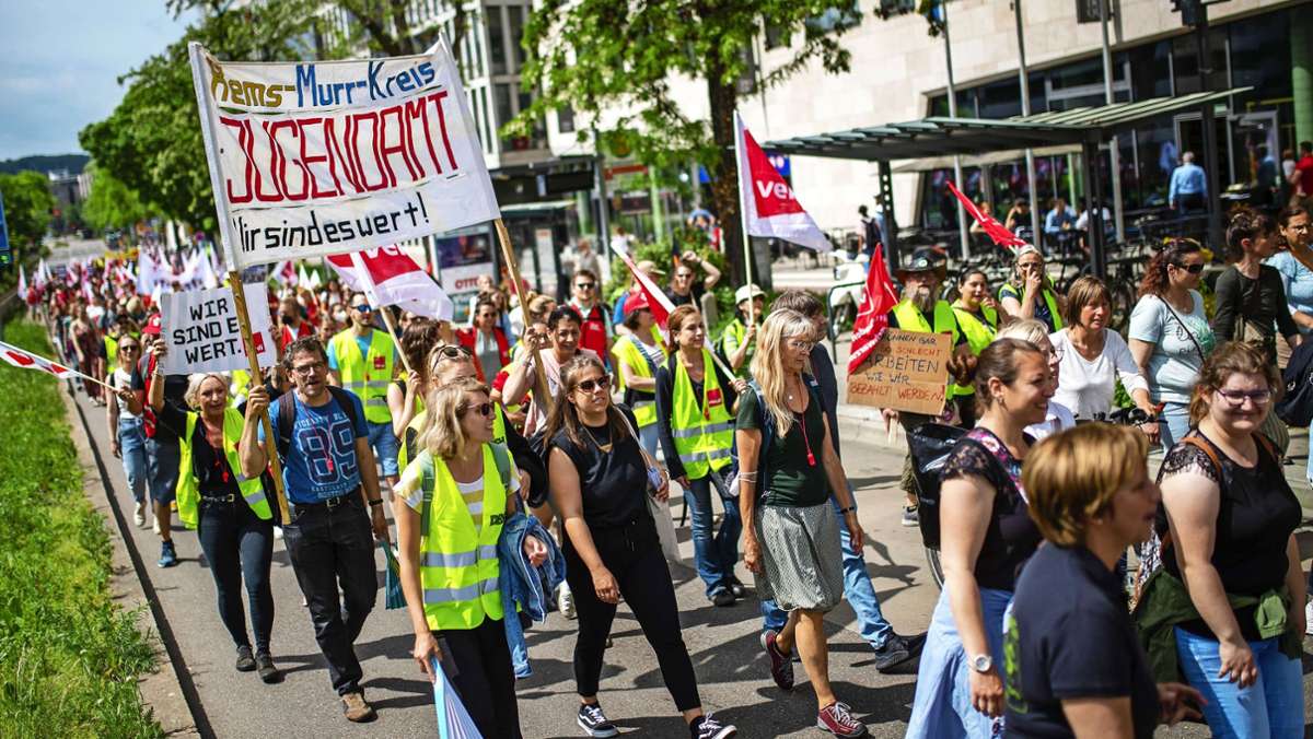Landesweiter Kita-Streik in Stuttgart: 6000 Erzieher und Sozialarbeiter demonstrieren in der Innenstadt