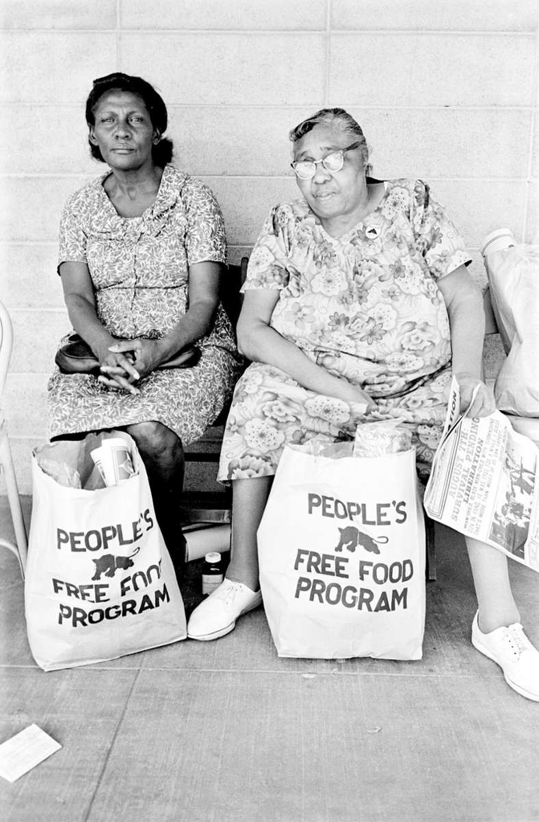 Zwei Frauen mit Säcken voller Lebensmittel vom „People’s Free Food Program“ der BPP im Jahr 1972.