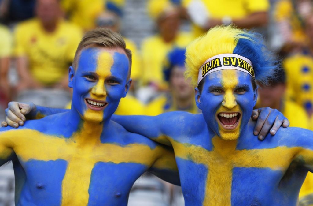 Auch diese Schweden haben ihren ganzen Körper für die Nationalfarben zur Verfügung gestellt.
