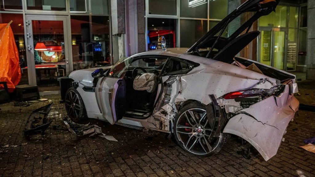 Unfall mit gemietetem Jaguar in Stuttgart: Wer Raser sieht, sollte sich viele Details merken