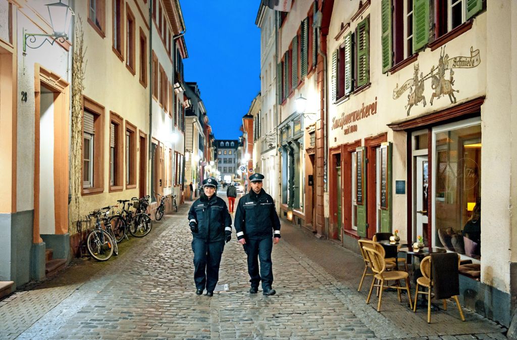Mitarbeiter des Kommunalen Ordnungsdienstes achten darauf, dass es  in Heidelberg  nicht zu laut zugeht. Foto: Philipp Rothe