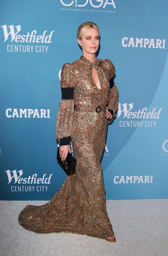 Charlize Theron, der wohl prominenteste Hollywood-Gast bei den Costume Designers Guild Awards, erschien in goldener Robe.