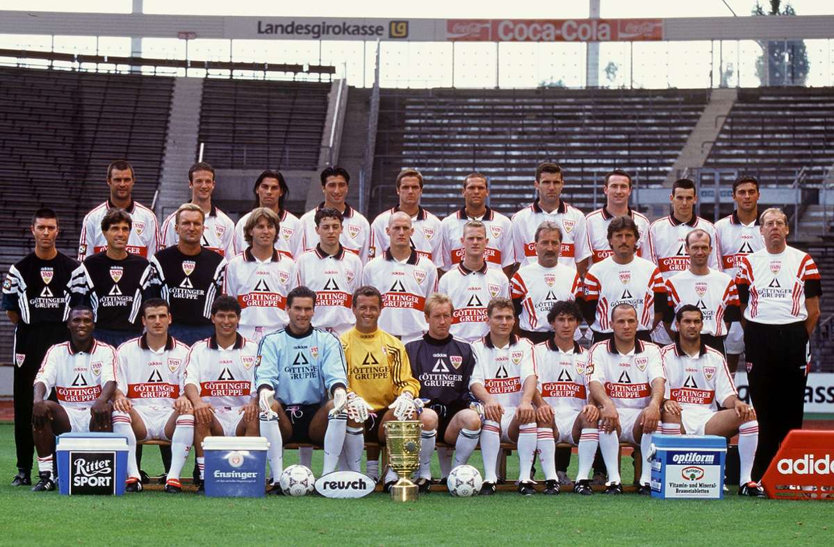 Mit Pokal und kurz geschorenem Joachim Löw: Das Team für 1997/1998.