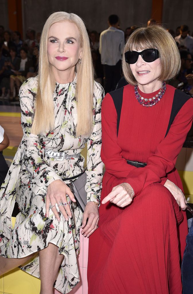 Glamour in der „Front Row“, also in der ersten Zuschauerreihe bei der Fashion Week in Mailand: die Schauspielerin Nicole Kidman (links) sitzt neben der Modepäpstin Anna Wintour, der Chefredakteurin der US-Modezeitschrift „Vogue“.
