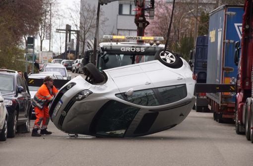 Das Auto einer 72-Jährigen hat sich in Stuttgart-Bad Cannstatt überschlagen. Foto: Andreas Rosar Fotoagentur-Stuttg