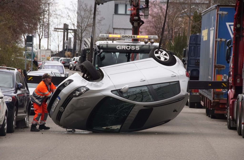 Das Auto einer 72-Jährigen hat sich in Stuttgart-Bad Cannstatt überschlagen. Foto: Andreas Rosar Fotoagentur-Stuttg