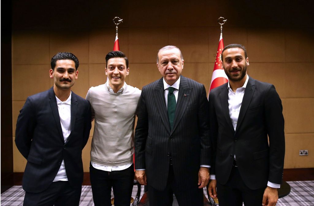 Gruppenbild mit umstrittenem Präsident: Ilkay Gündogan (links), Mesut Özil und Cenk Tosun (rechts) mit Recep Tayyip Erdogan. Foto:  