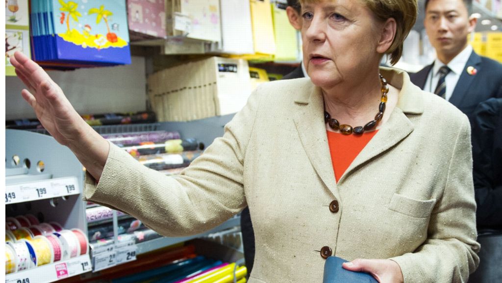 Angela Merkel: Kanzlerin trägt im Supermarkt ihre Einkaufstüten selbst