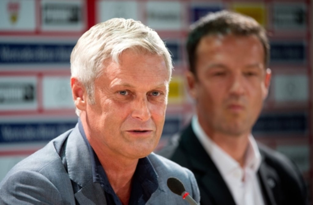 VfB-Trainer Armin Veh und Manager Fredi Bobic (rechts) wollen noch einige Spieler aussortieren. Wir zeigen Ihnen, wen. Foto: dpa