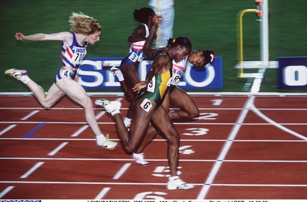 An Dramatik nicht zu überbieten ist das 100-Meter-Finale der Frauen: Die Jamaikanerin Merlene Ottey (vorne) und die Amerikanerin Gail Devers stürmen beide nach exakt 10,82 Sekunden ins Ziel. Doch sieht ein Zielrichter Devers vorne. Ottey muss sich mit Silber begnügen – und wird wie eine Weltmeisterin bejubelt. Sie avanciert zu einem der Publikumslieblinge – das ganze Stadion applaudiert drei Tage später im Stehen, als sich die Sprinterin aus der Karibik über 200 Meter die verdiente Goldmedaille sichert.