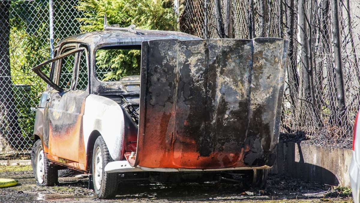  Ein 56-jähriger Mann brennt auf dem Hof eines Autohauses Grünzeug mit dem Bunsenbrenner ab. Das geht schief. ES gibt Gründe, warum die Feuerwehr neuerdings immer häufiger zu solchen Abfackelaktionen ausrücken muss. 