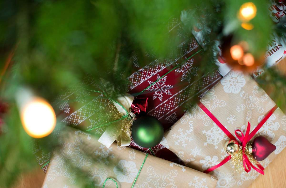 Was liegt dieses Jahr unterm Weihnachtsbaum? Bei beliebten Spielzeugen könnte den Händlern im Weihnachtsgeschäft der Nachschub ausgehen. (Symbolfoto) Foto: dpa/Rolf Vennenbernd