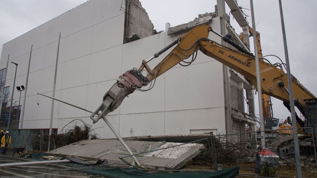 Unfall bei Abrissarbeiten in Leonberg: Tonnenschwere Wände stürzen ein und lösen Dominoeffekt aus