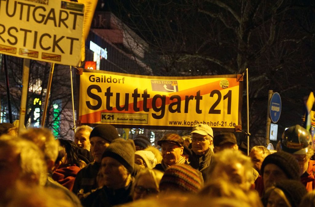 Mit einem Appell an Bundeskanzlerin Angela Merkel (CDU) haben Gegner von Stuttgart 21 bei der 400. sogenannten Montagsdemo...