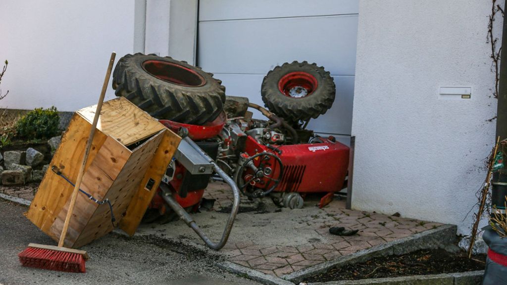 Unfall im Kreis Göppingen: Bei Ausweichmanöver umgekippt – Bein unter Traktor begraben