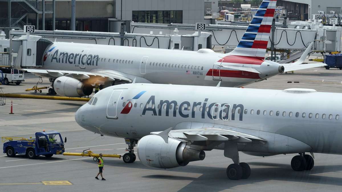  Am Donnerstag ist ein Flugzeug von American Airlines auf dem Weg von Miami nach London. Als sich ein Mann weigert, die Schutzmaske zu tragen, reagiert der Pilot drastisch. 
