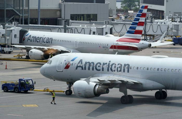 Maschine von American Airlines dreht wegen Maskenverweigerer um