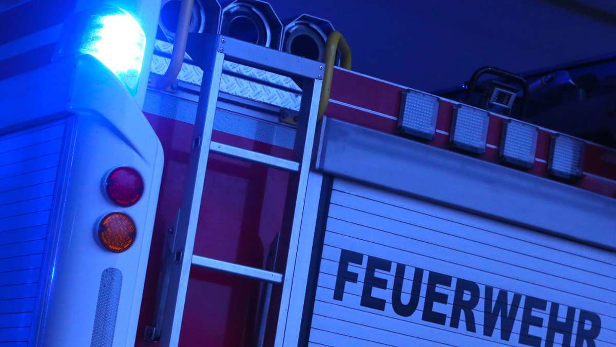 Brand im Kreis Biberach: Zwei Feuerwehrleute bei Löscharbeiten verletzt