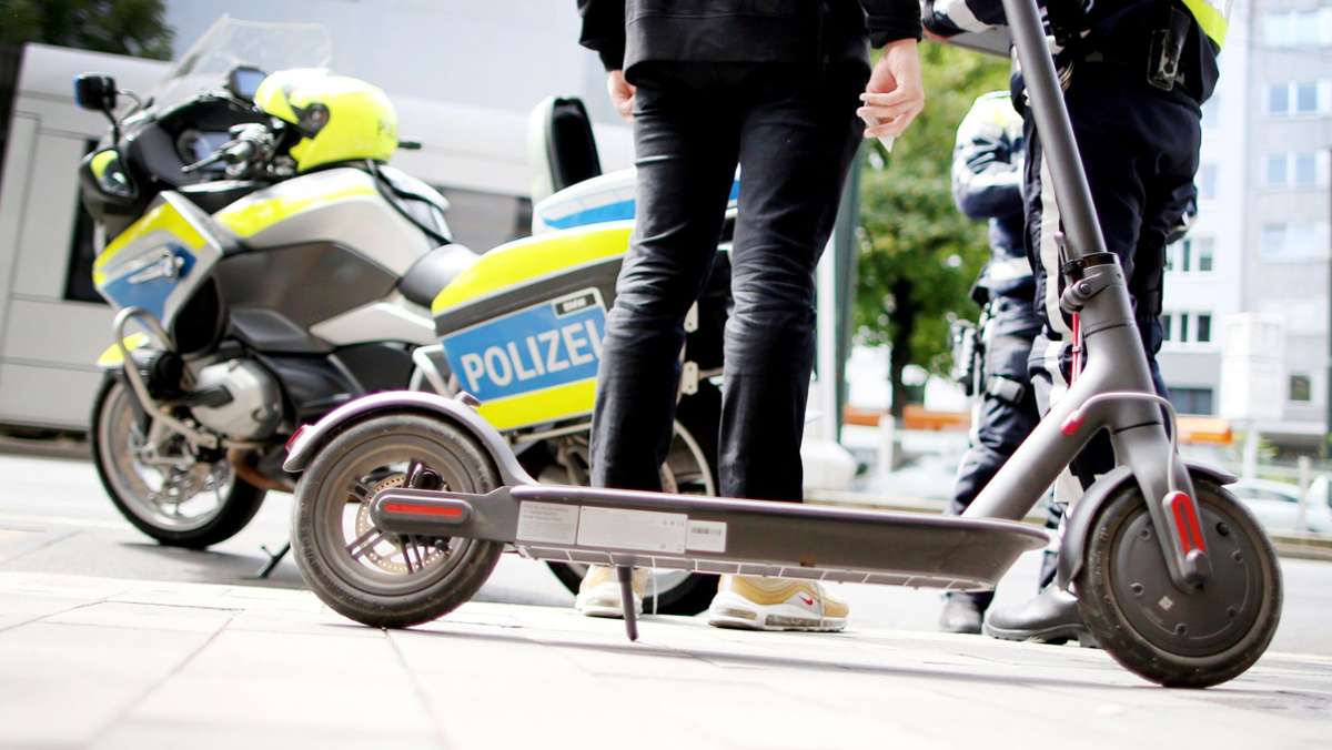  Ein E-Scooter als Transportfahrzeug für eine Bierkiste. Das kam Polizeibeamten in Backnang verdächtig vor – zu Recht. Der Fahrer hat nun ein Problem. 