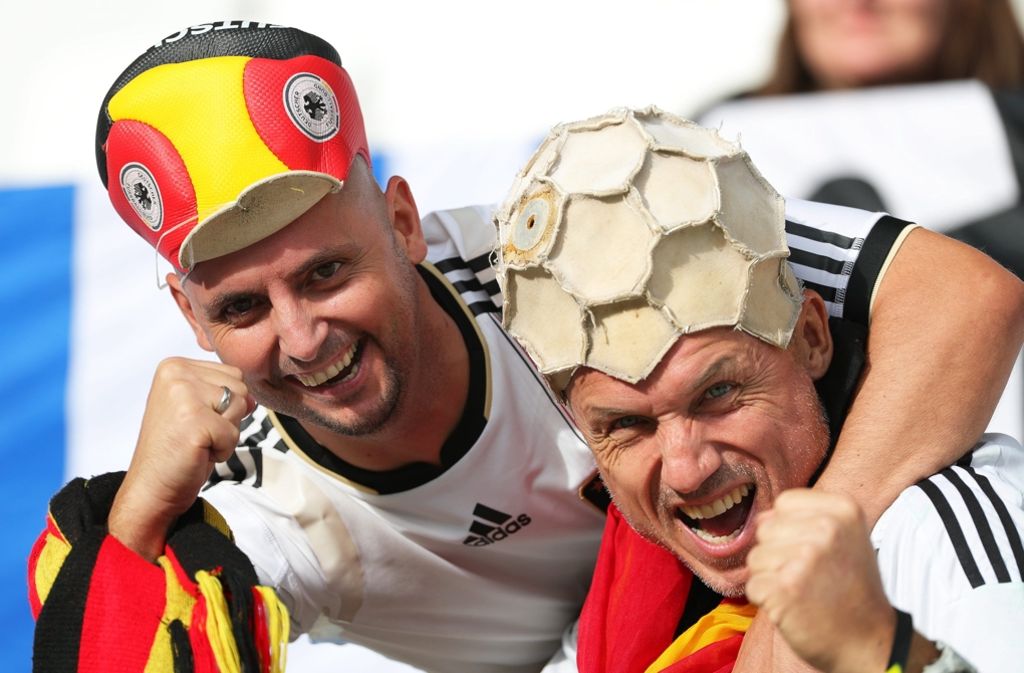 Auch die deutschen Fans lassen sich einiges in Sachen Kopfbedeckung einfallen.