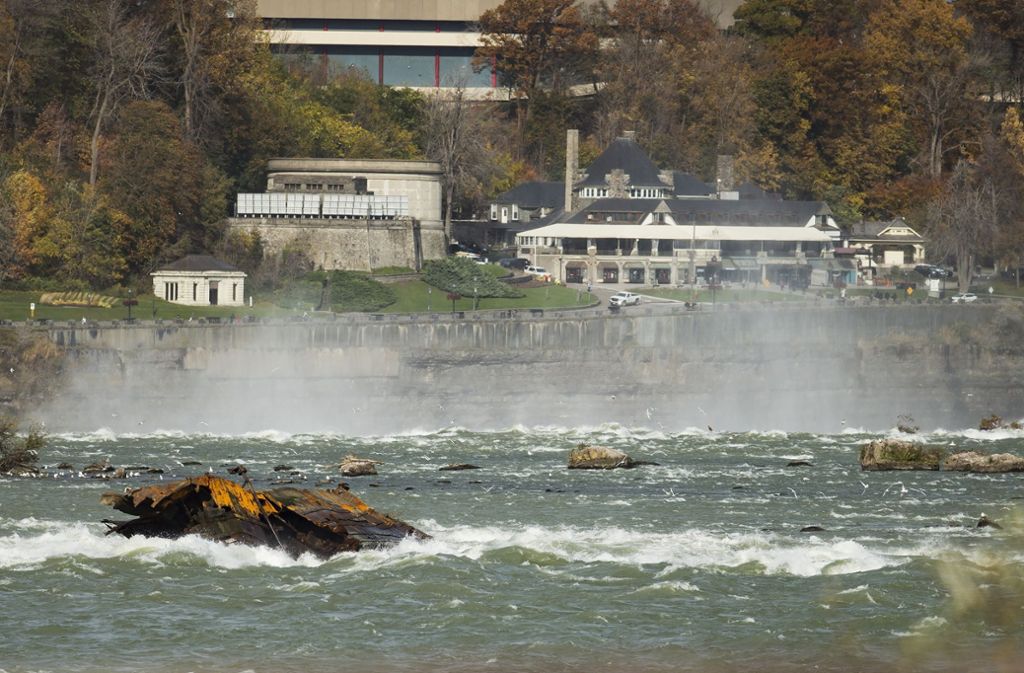 Das historische Bootswrack „Iron Scow“ steckt in einer Stromschnelle vor den Niagara-Fällen fest.