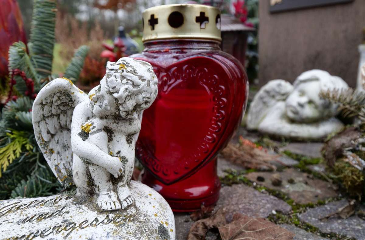 Neuer Friedhof Kornwestheim: Neben Engelsfiguren finden sich immer auch Lichter und Kerzen auf Gräbern. Das Licht steht für Hoffnung, Neuanfang, Leben und Mut – das gilt nahezu für alle Kulturkreise.