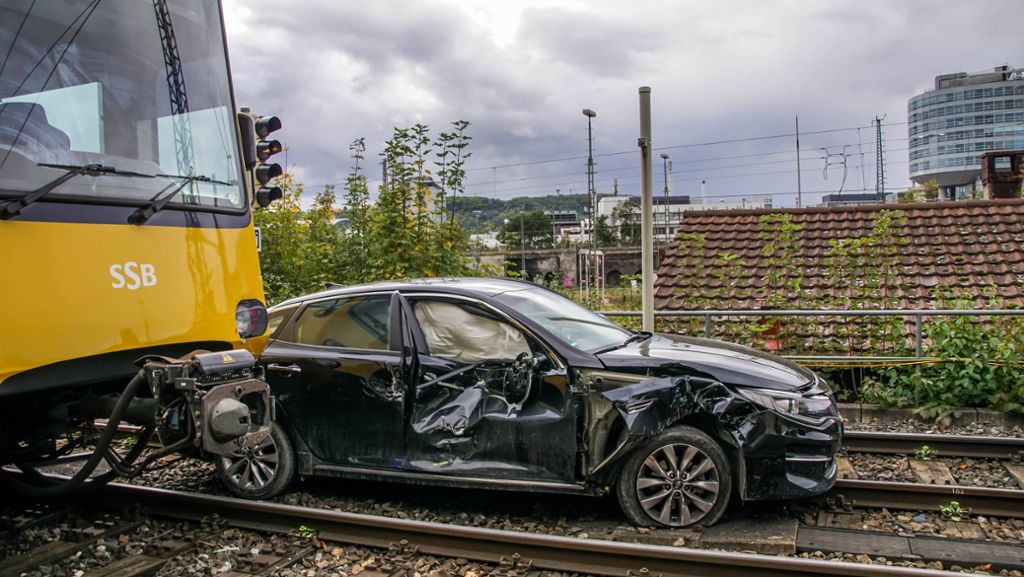 Unfall in Untertürkheim: Autofahrer verletzt – Stadtbahnfahrer erleidet Schock