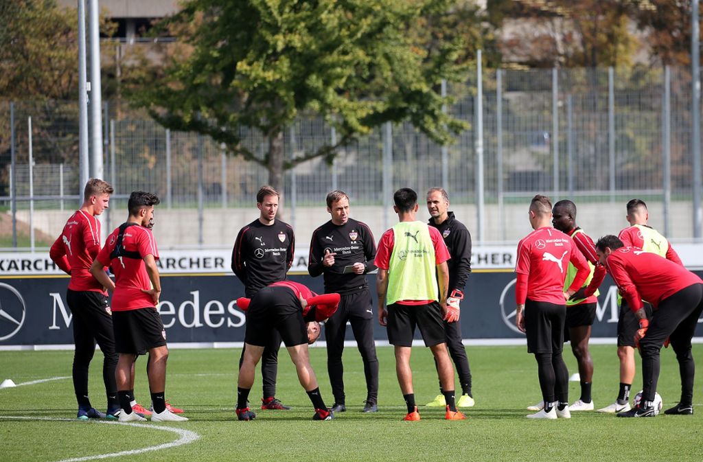 Andreas Hinkel leitete an diesem Sonntagmorgen das Training beim VfB Stuttgart und versammelte die Reservisten um sich...