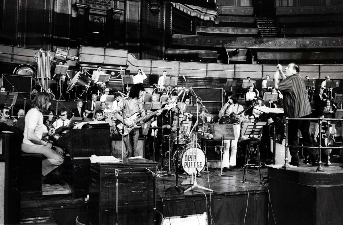 Deep Purple machten schon Musik, als etliche ihrer heutigen Fans noch gar nicht geboren waren: Hier sidn sie 1969 in Lodon bei der Probe mit einem großen Orchester zu sehen.