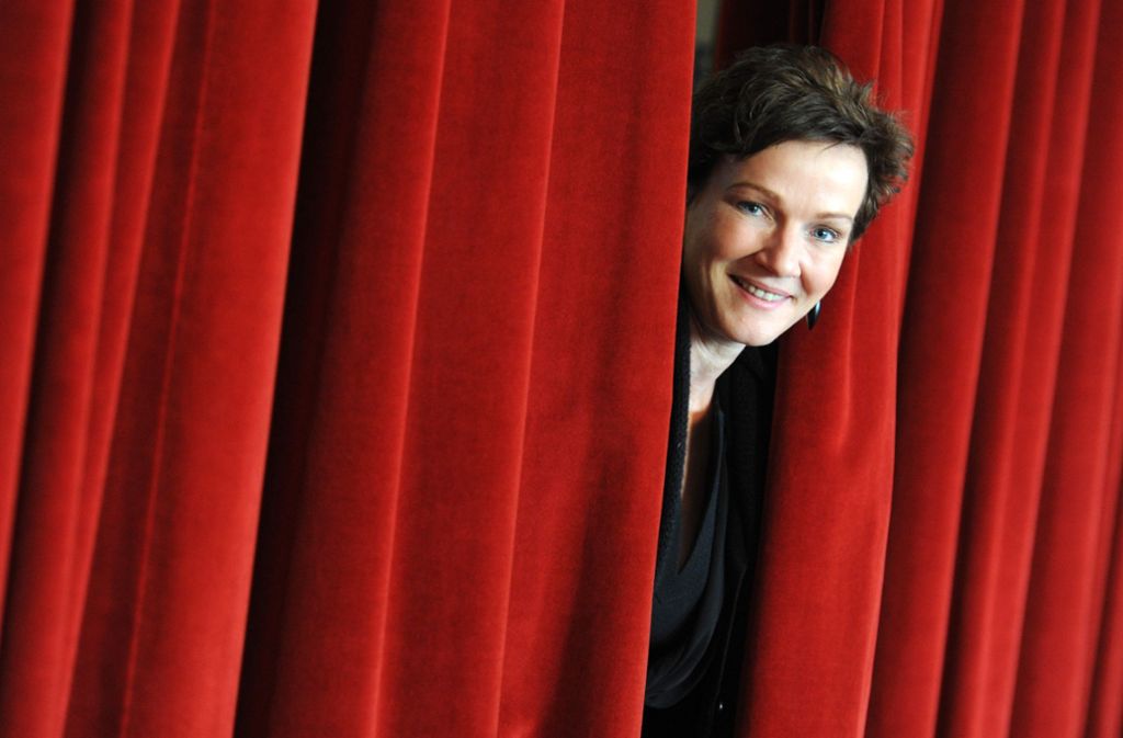 Die Intendantin des Deutschen Schauspielhauses Hamburg, Karin Beier, zeigt auch eine ihrer Inszenierungen online: am 29. Mai und am 3. Juni: „The Who and the What“ von Ayad Akhtar.