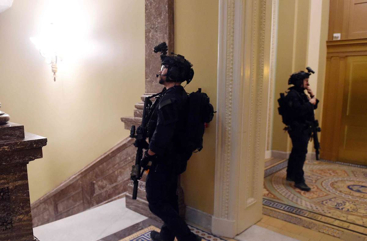 Mitglieder des FBI-Swat-Teams sichern die Gänge des US-Kapitols früh am Donnerstag, 7. Januar 2021.
