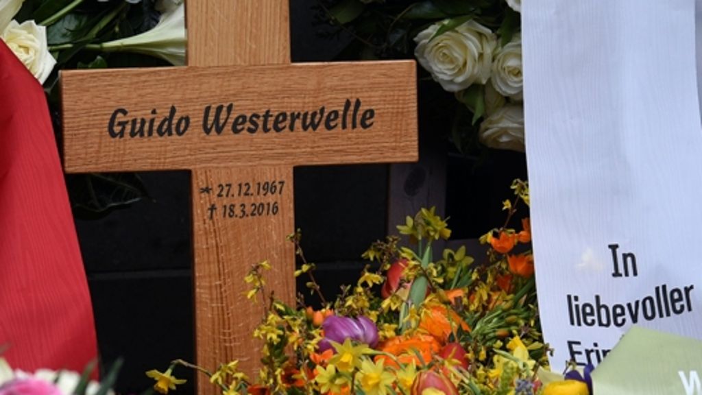  Nach der bewegenden Trauerfeier für Guido Westerwelle in Köln folgte die Beisetzung auf dem Melatenfriedhof. Dort kam es zu einer kleinen Panne mit Augenzwinkereffekt. 