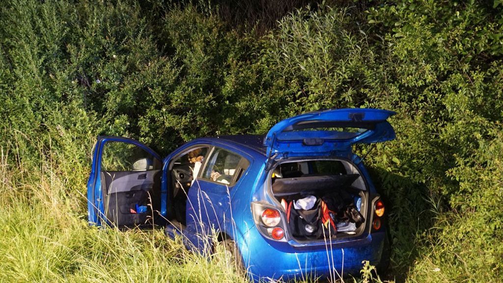 Unfall auf A8 bei Aichelberg: Betrunkener schläft am Steuer ein und kracht in Lkw