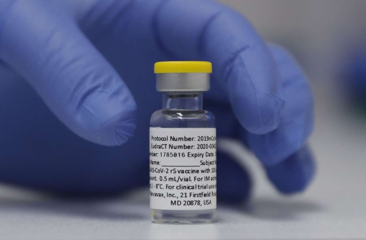 Eine Ampulle mit dem Corona-Impfstoff von Novavax steht während einer Studie im St. George’s University Hospital in London auf einem Tisch bereit. Foto: AP/dpa/Alastair Grant