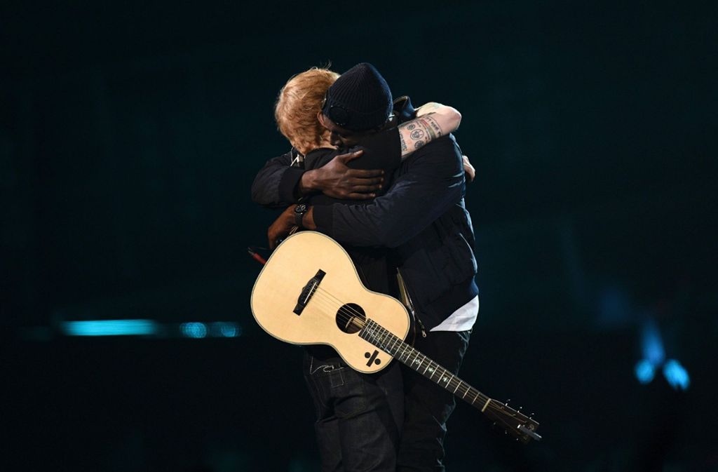Nach ihrem Auftritt liegen sich Ed Sheeran (links) und Stormzy in den Armen.