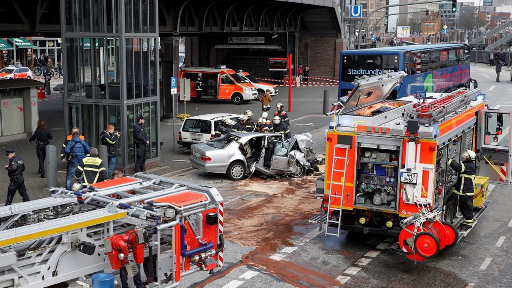 Schwerverletzte in Hamburg: Auto rast gegen Stadtrundfahrt-Bus