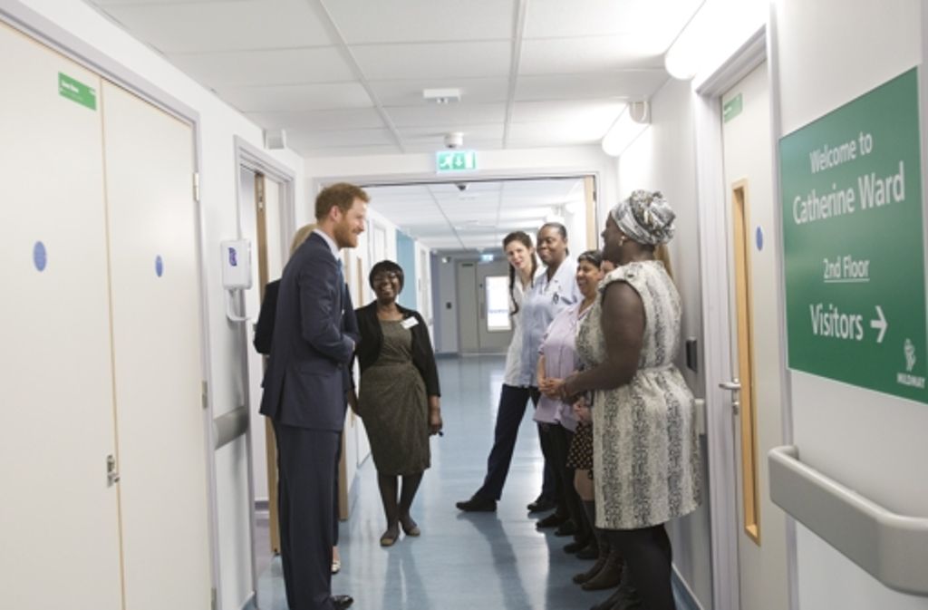 Im Mildmay Krankenhaus unterhält sich Prinz Harry mit dem Personal.