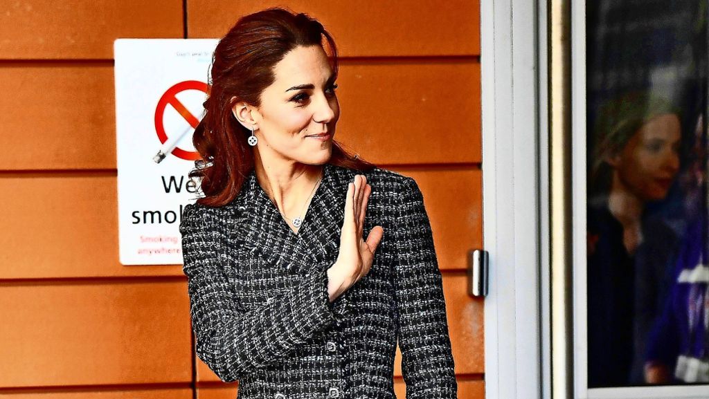  Herzogin Kate zeigt sich in London in einem Tweedkostüm von Dolce und Gabbana und zeigt damit eindrucksvoll, wie stilbewusst sie ihr Land repräsentiert. 