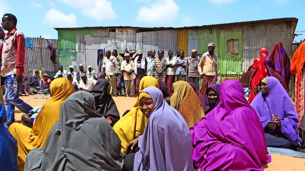  Somalia ist eines der gefährlichsten Länder der Welt: Die Dschihadistenmiliz Al Shabaab verübt immer neue Anschläge, und Clankämpfe treiben massenhaft Menschen in die Flucht. Hilfsorganisationen wie die Diakonie Katastrophenhilfe stemmen sich beharrlich dagegen. Eine Reportage aus der Hauptstadt Mogadischu. 