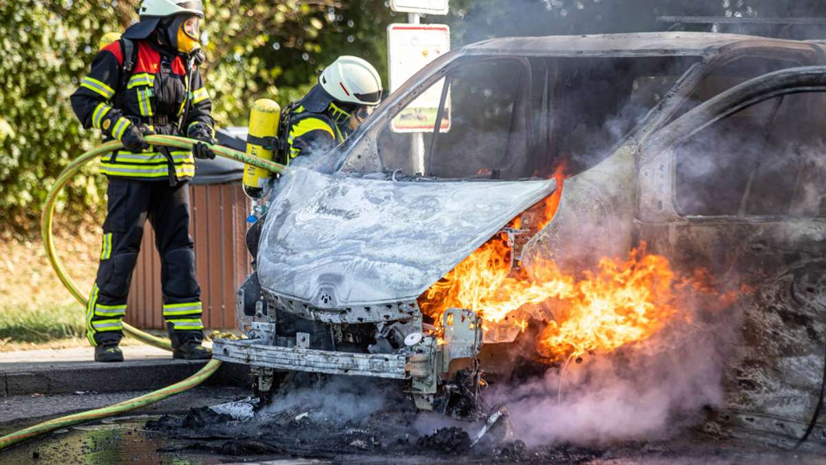 Parkplatz an der B 14 bei Korb: Auto geht in Flammen auf
