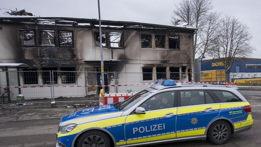 Feuer in Flüchtlingsheim in Kornwestheim: Experten der Polizei können Brandruine nicht betreten